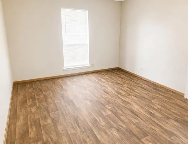 1860 W Kaufman Street, Paris, TX 75460