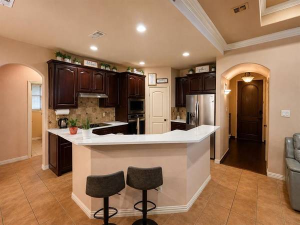 5801 Mira Lago Lane, Arlington, TX 76017