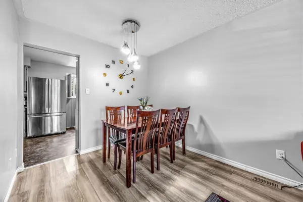 376 Vancouver CRES, Oshawa, ON L1J 5X9