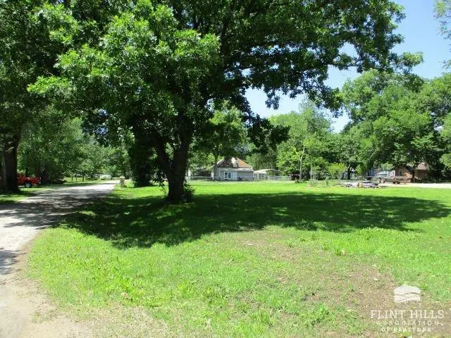 1014 Guston ST, Council Grove, KS 66846