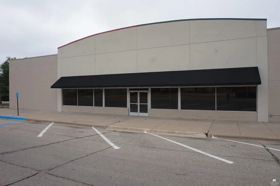 9 S Broadway ST, Herington, KS 67449