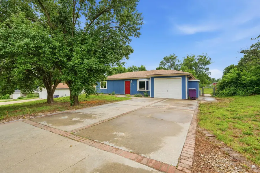 326 Stallion CIR, Ogden, KS 66517