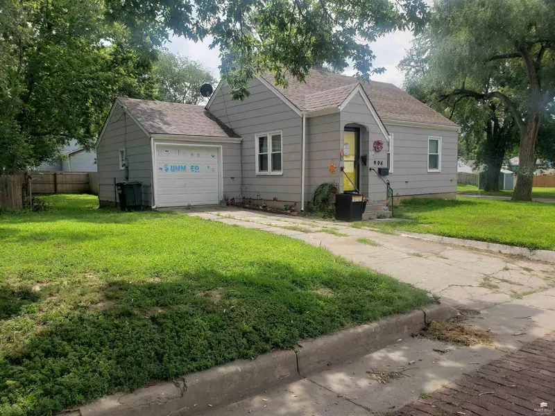 906 10th ST, Clay Center, KS 67432