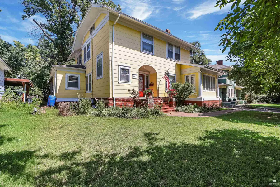 907 N Buckeye AVE, Abilene, KS 67410