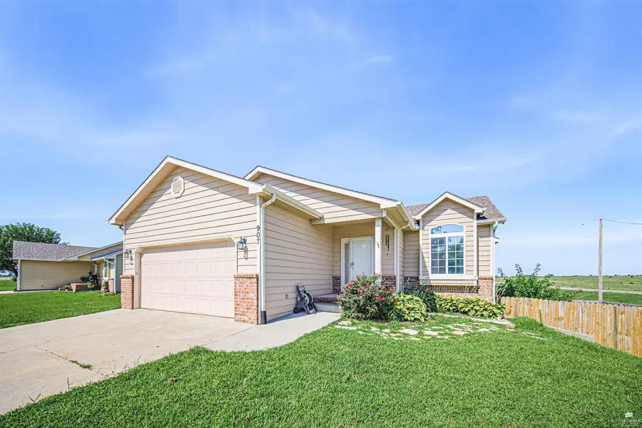 907 Maple ST, Wakefield, KS 67487
