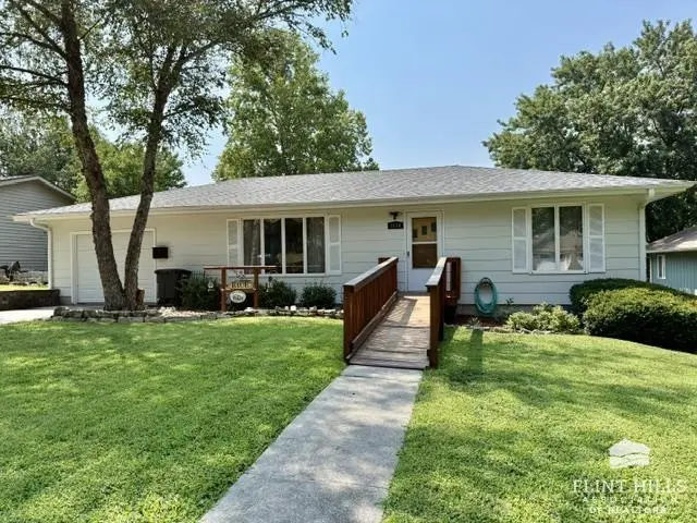 1114 Clarke ST, Clay Center, KS 67432