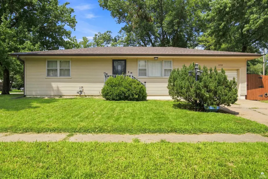 410 8th ST, Wamego, KS 66547