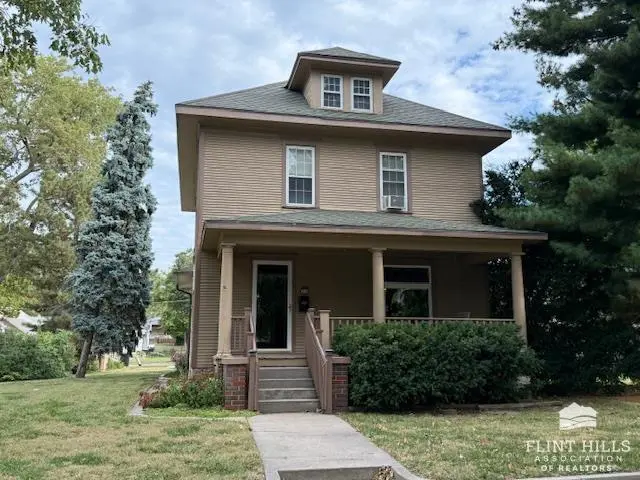 429 Crawford ST, Clay Center, KS 67432
