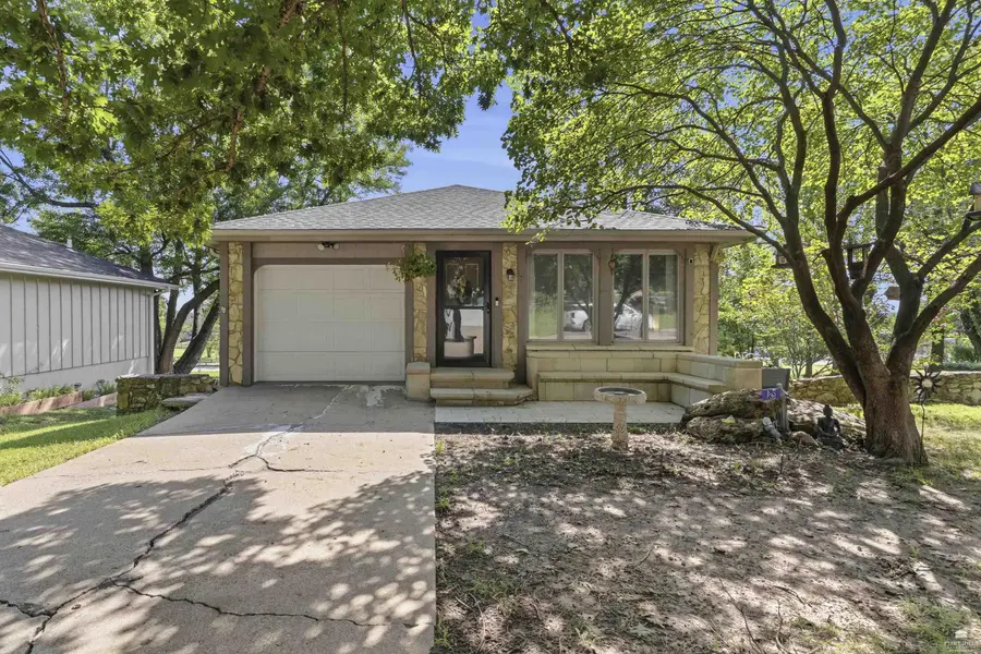 1800 Cedar Crest DR, Manhattan, KS 66503