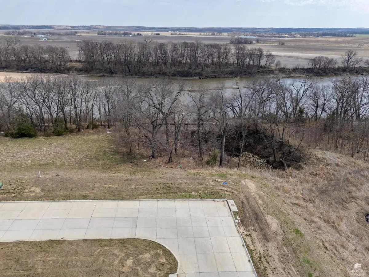 304 Sandbar DR, Wamego, KS 66547