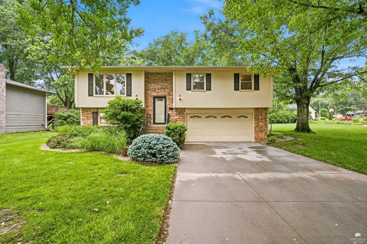 1313 Brighton RD, Manhattan, KS 66503