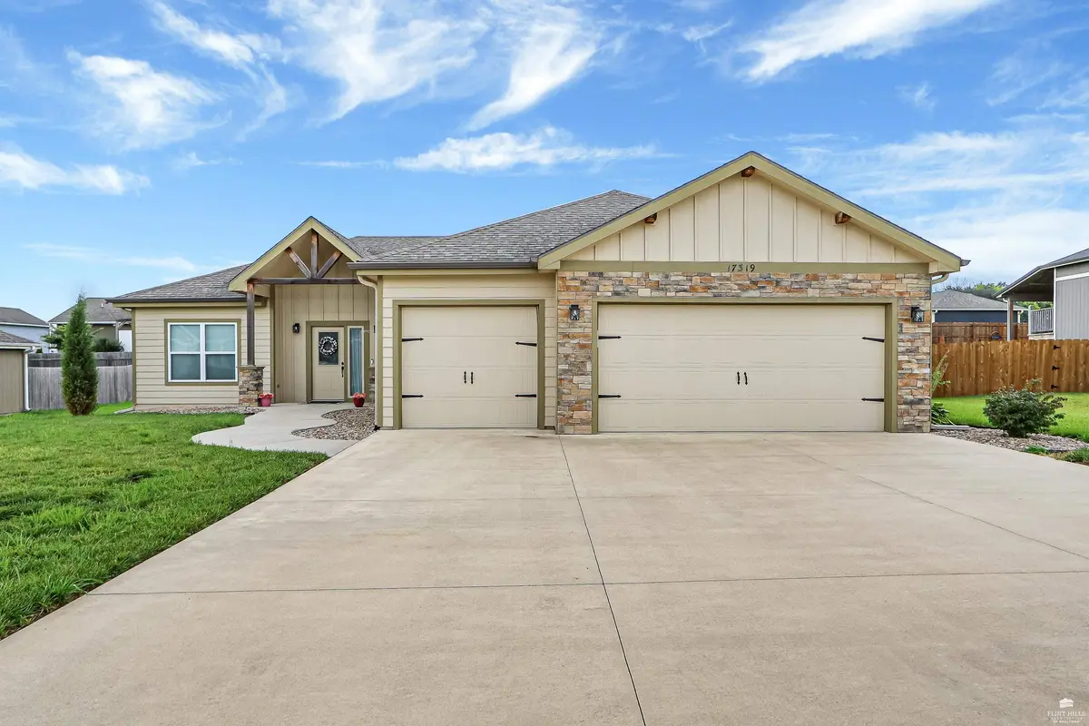 17319 Driftwood BND, Wamego, KS 66547