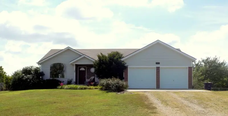 3305 Oak Shores RD, Manhattan, KS 66503