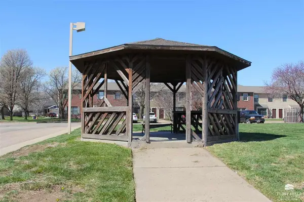 2558 Candle Crest Circle, Manhattan, KS 66503
