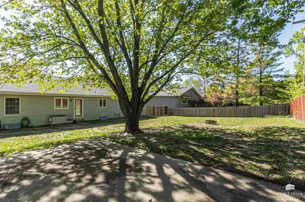 3427 Treesmill, Manhattan, KS 66503