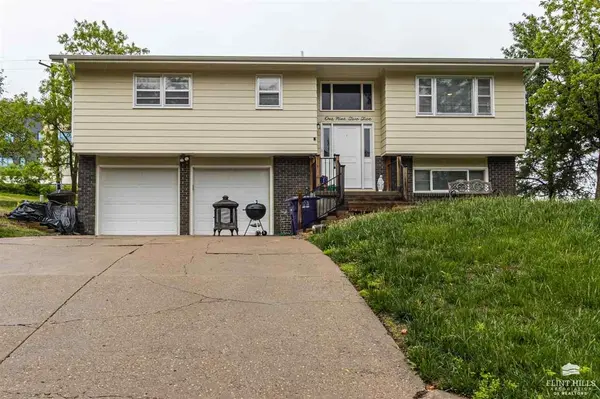 1925 Blue Hills, Manhattan, KS 66502