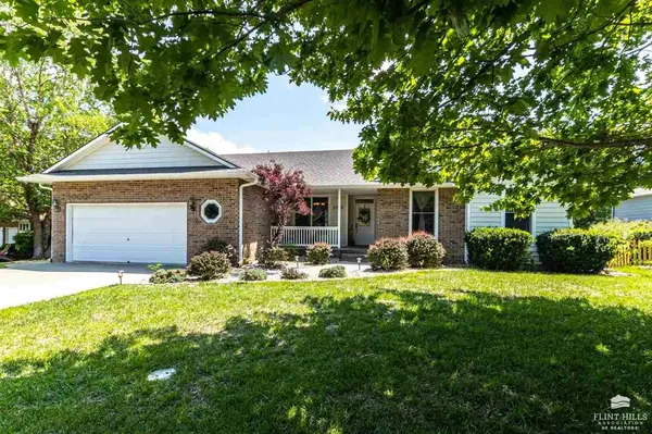 3009 Pinewood, Manhattan, KS 66502