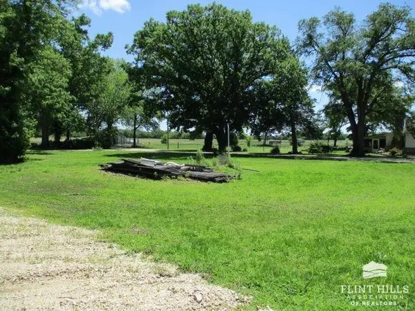 1014 Guston ST, Council Grove, KS 66846