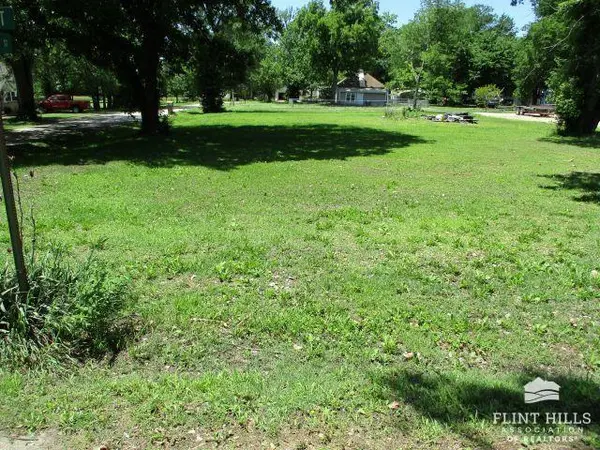 1014 Guston ST, Council Grove, KS 66846