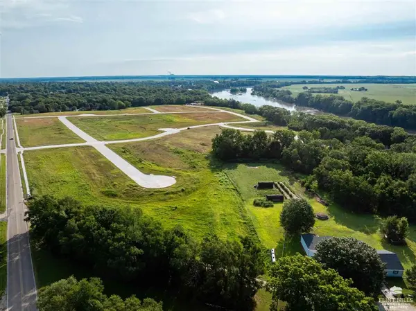 304 Overbrook DR, Wamego, KS 66547