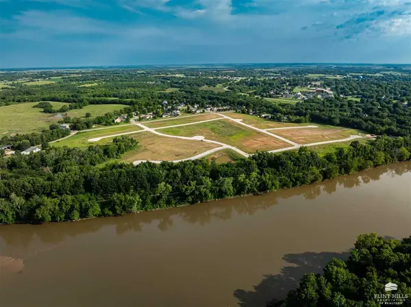 2001 Arbor LN, Wamego, KS 66547