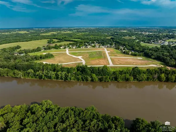 500 Sandbar CIR, Wamego, KS 66547