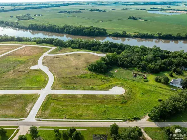 205 Pebblebrook CIR, Wamego, KS 66547