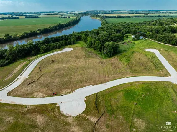 205 Pebblebrook CIR, Wamego, KS 66547