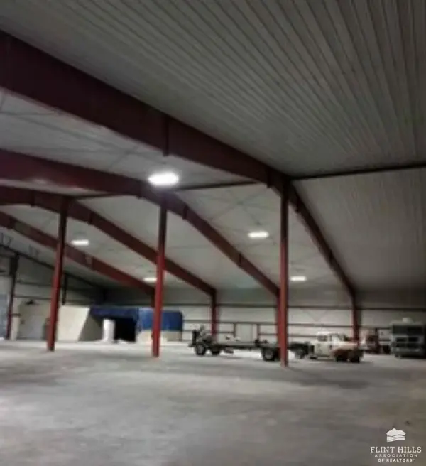 8900 Green Valley DR, Manhattan, KS 66503
