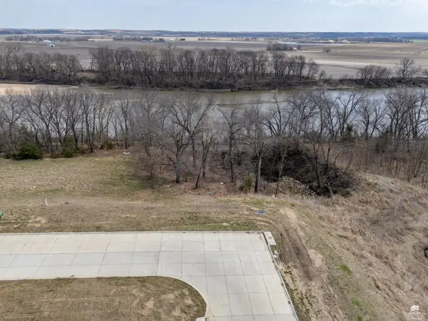 304 Sandbar DR, Wamego, KS 66547