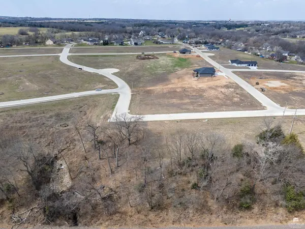 304 Sandbar DR, Wamego, KS 66547