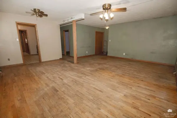 522 Lane ST, Clay Center, KS 67432