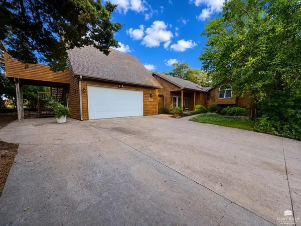 2303 Wildwood LN, Manhattan, KS 66502