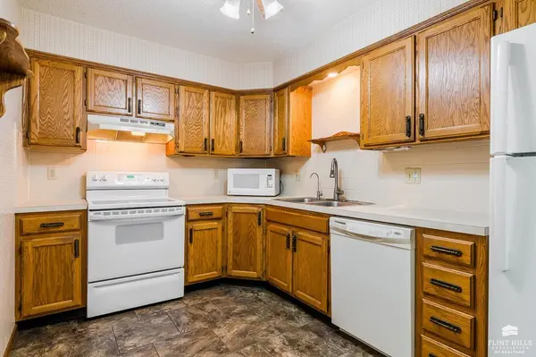1614 Woodcrest, Manhattan, KS 66502