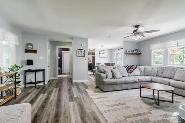 1002 Pine ST, Wamego, KS 66547