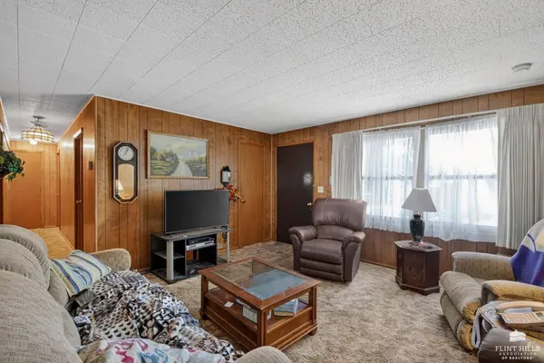 4210 NW Pocahontas DR, Topeka, KS 66618