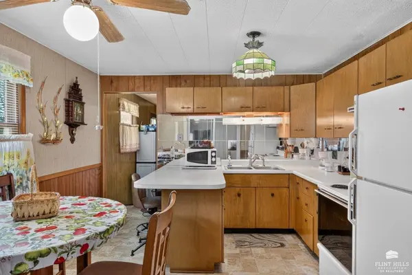 4210 NW Pocahontas DR, Topeka, KS 66618