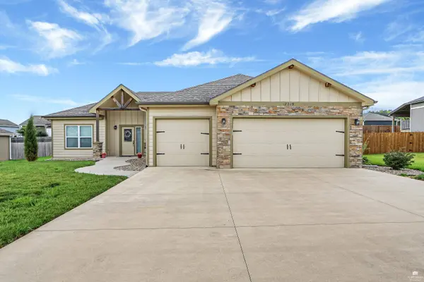 17319 Driftwood BND, Wamego, KS 66547