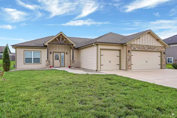 17319 Driftwood BND, Wamego, KS 66547