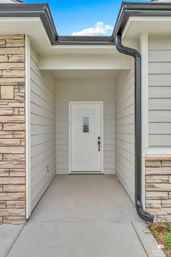 2604 Heron CIR, Junction City, KS 66441
