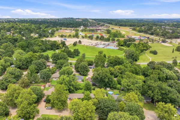 3221 Park CIR, Manhattan, KS 66503