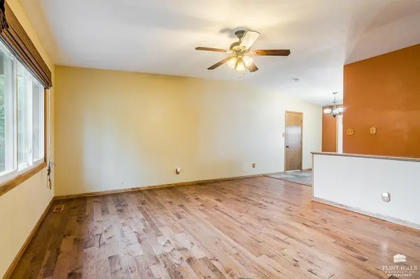 1708 Lilac LN, Wamego, KS 66547