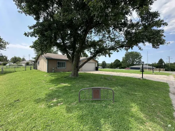 328 Shetland DR, Ogden, KS 66517