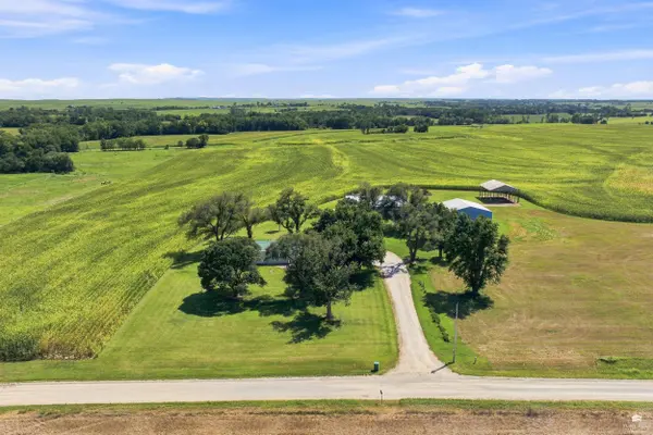 18306 Cottonwood Road, Maple Hill, KS 66507