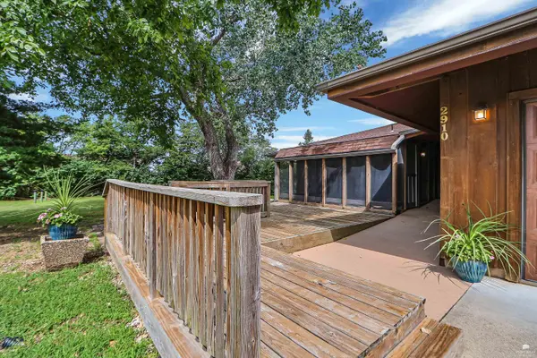 2910 Lakewood DR, Manhattan, KS 66503