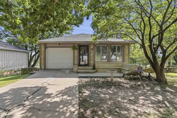 1800 Cedar Crest DR, Manhattan, KS 66503