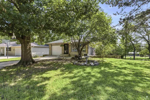 1800 Cedar Crest DR, Manhattan, KS 66503