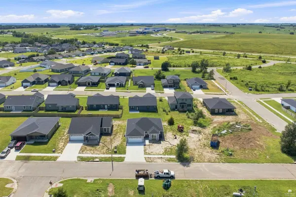 2528 Oriole LN, Junction City, KS 66441
