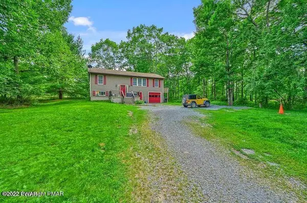 48 Woodlyn Acres RD, Hawley, PA 18428
