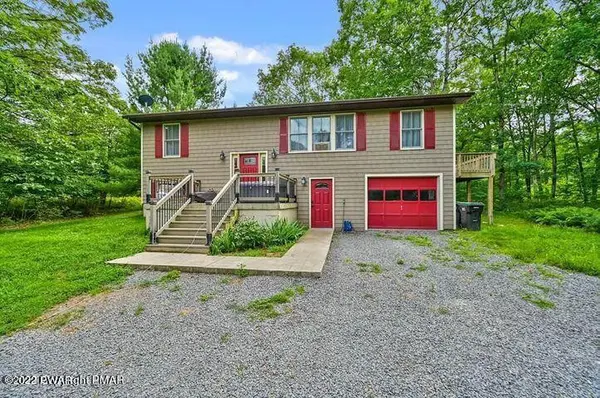 48 Woodlyn Acres RD, Hawley, PA 18428
